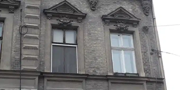 régi ház anblakán keretes rovarháló
