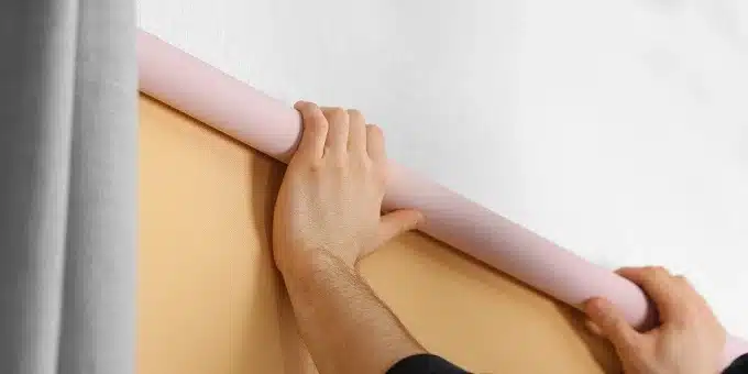 ablak rolót szerel fel egy férfi