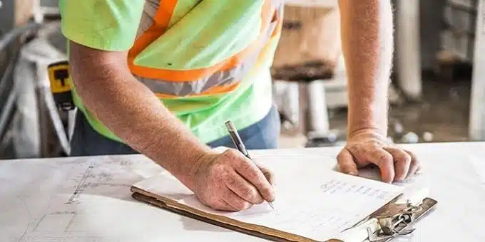 megrendeléshez számításokat végez a szakember