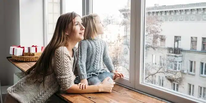 anya lánya az ablakpárkányon néz kifelé
