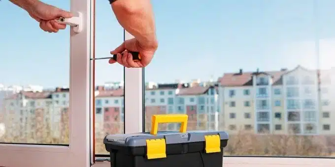 ablakcsere után a szerelő beállítja az ablakot
