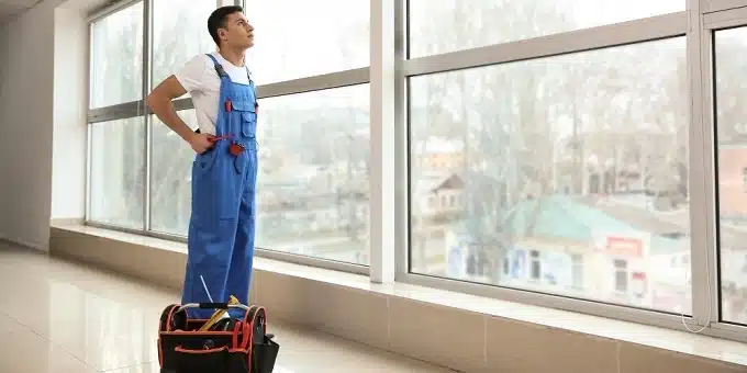 szerelő a munka után még átnézi az ablakot