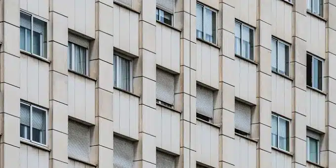 roló ablakra - társasház homlokzatán, redőnyök