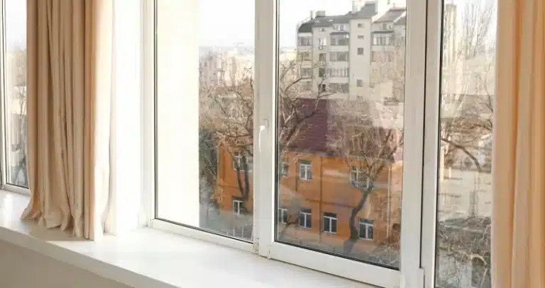 Városi kilátás egy 3 rétegű ablakon át.