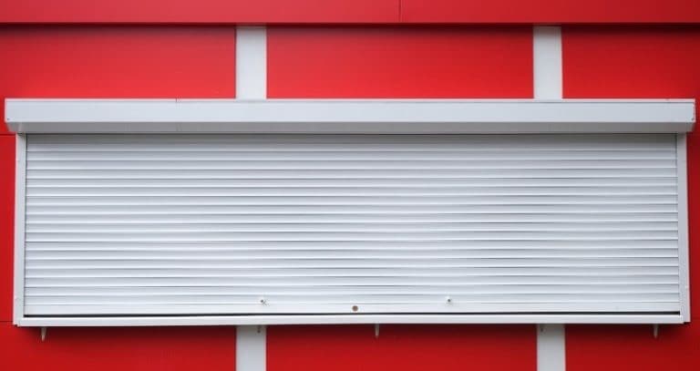 redőny árak - Piros falon, elegáns fehér színű redőny
