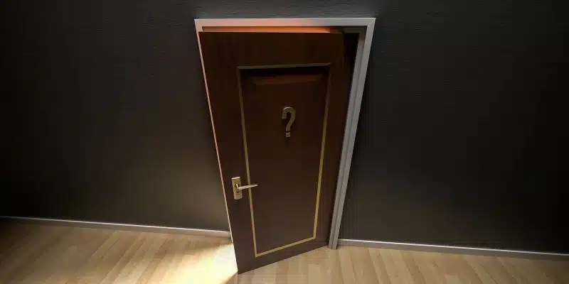 félig nyitott ajtó