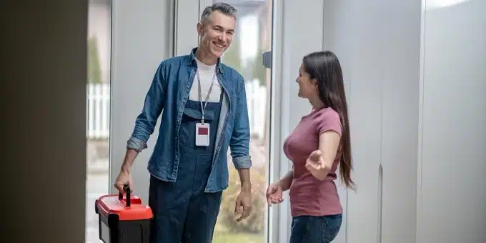 szerelő felméri az nyílászárókat
