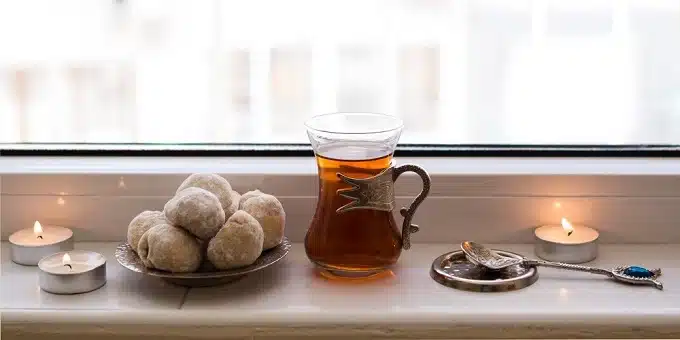 sütemény tea mécses egy hangulatos könyöklőn